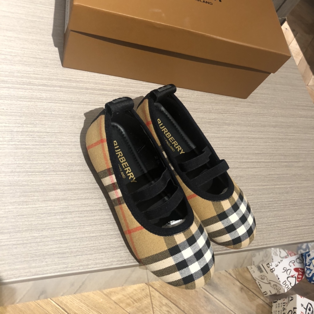 Children's shoes child